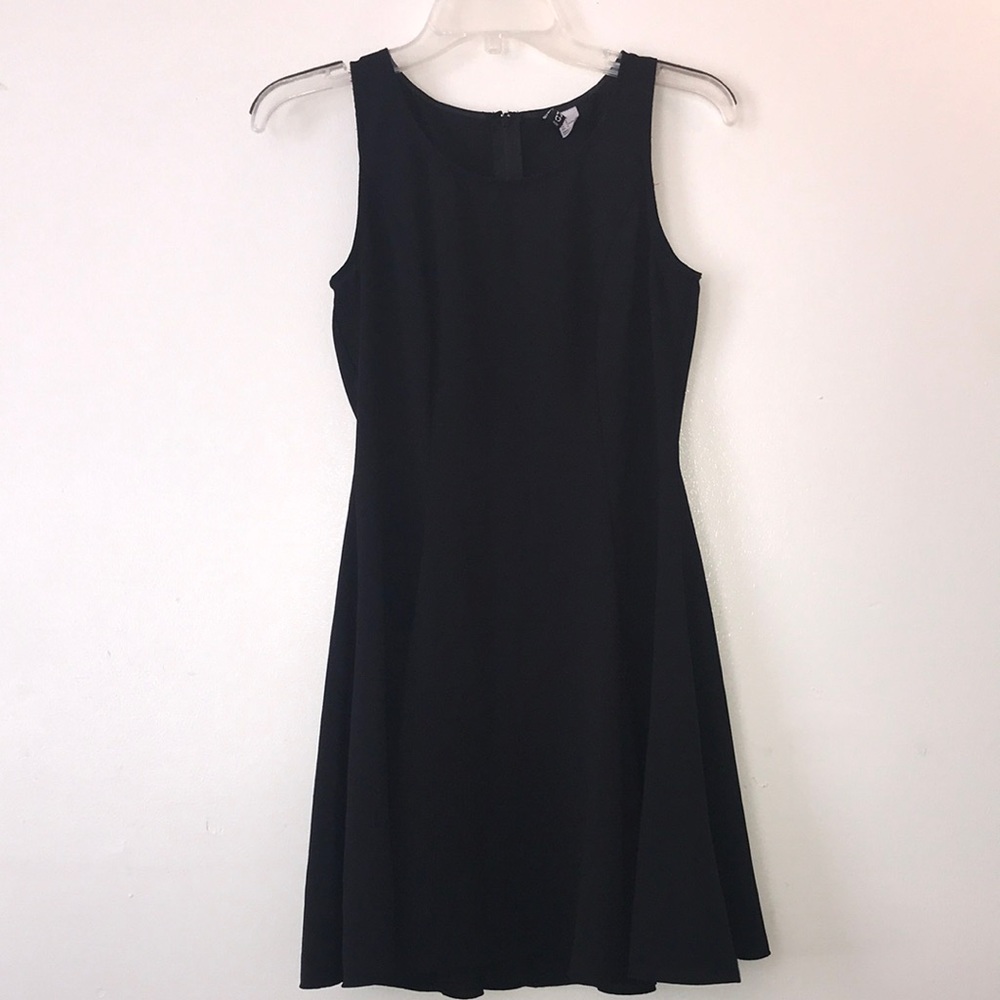 H&M: Divide Sleeveless black dress